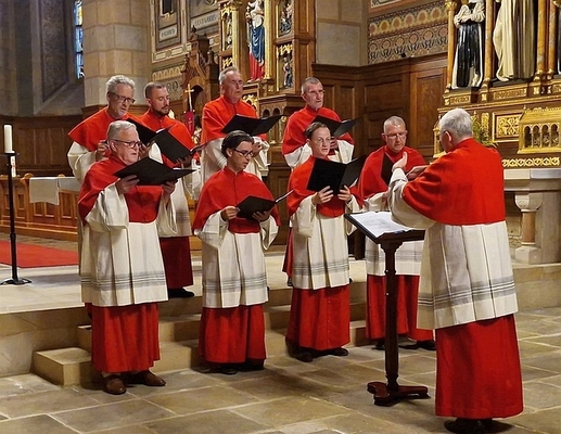 Auftritt der Chorschola der katholischen Kirche St. Matthias - unter der Leitung von KMD Thomas Seyda - beim Benefizkonzert in unserer Klosterkirche