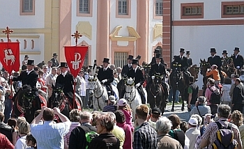 die Ostersaatreiter kommen zur Saatreiterprozession in unser Kloster St. Marienthal