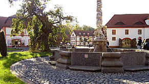 der Dreifaltigkeitsbrunnen auf dem Klosterhof - Start der öffentlichen Klosterführungen
