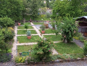 Blick in den Garten der Bibelpflanzen im Kloster St. Marienthal