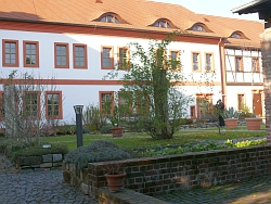 Blick in den Garten der Bibelpflanzen im Kloster St. Marienthal