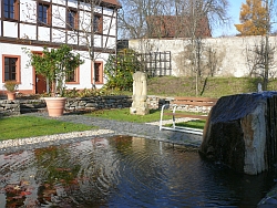 Blick in den Garten der Bibelpflanzen im Kloster St. Marienthal