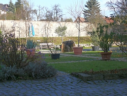 Blick in den Garten der Bibelpflanzen im Kloster St. Marienthal