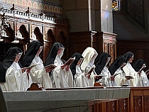 die Schwestern beim Chorgebet während dem Gottesdienst in der Klosterkirche