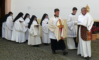 Prozession zur feierlichen Wiedereinweihung zu unserer Kreuz- und Michaeliskapelle