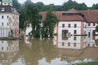 Hochwasser im Kloster St. Marienthal - der Klosterhof ist berflutet
