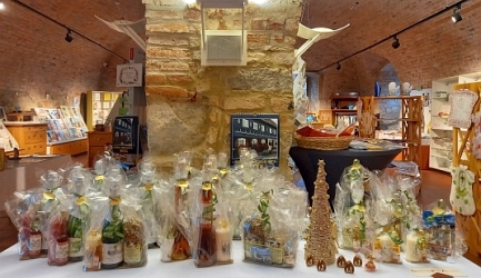 Blick in unseren Klostermarkt - und im Vordergrund eine Vielzahl unterschiedlicher Geschenkpackungen
