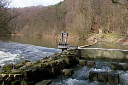 der Grenzfluss Neiße mit der Wehranlage zur Wasserkraftanlage