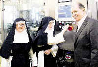 Äbtissin Schwester Regina drückt den Startknopf fr die Produktion des neuen Klosterbieres - links: Priorin Schwester Elisabeth, Mitte: Äbtissin Schwester Regina, rechts: Brauereichef Klaus Nädler